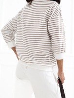 Dunkelbeige Damenbluse mit gestickten Herzen.