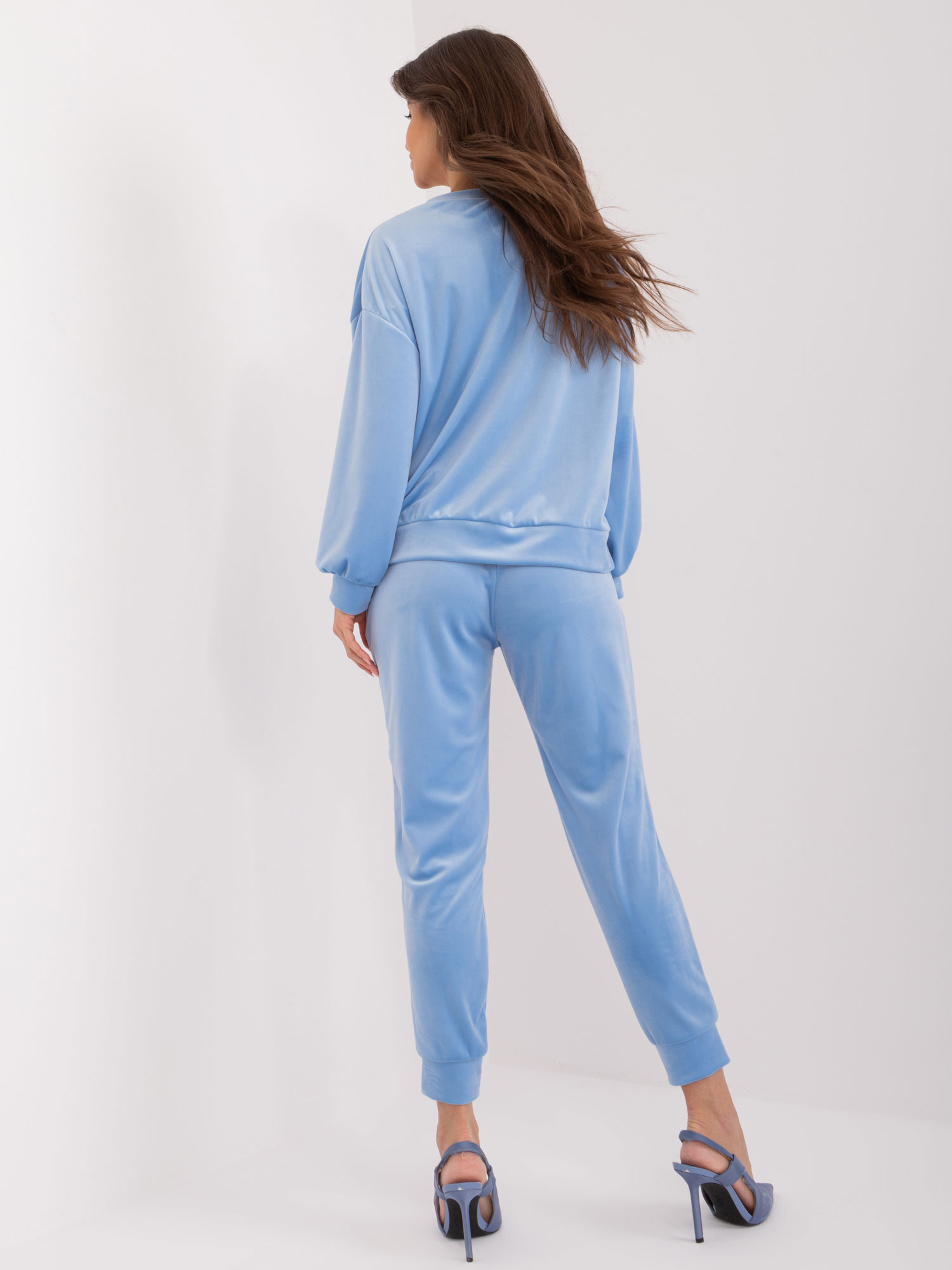 Šviesiai mėlynas kasdieniškas veliūro kostiumas su kaspinu.