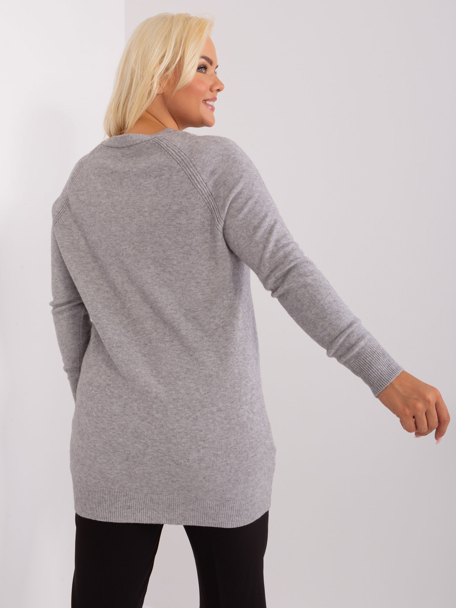 Szary rozpinany sweter plus size z wiskozą