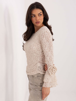 Helle beige Spitzenbluse mit Drapierung.