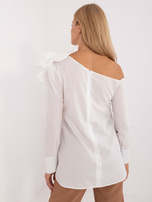 Hurtownia Biała bluzka koszulowa z asymetrycznym dekoltem