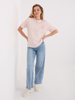 Jasnoróżowy damski t-shirt z haftem 