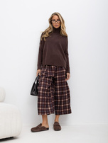 Brown oversized sweater with a longer back for a meeting.
