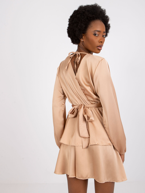 Jasnobeżowa sukienka z falbaną Rimini