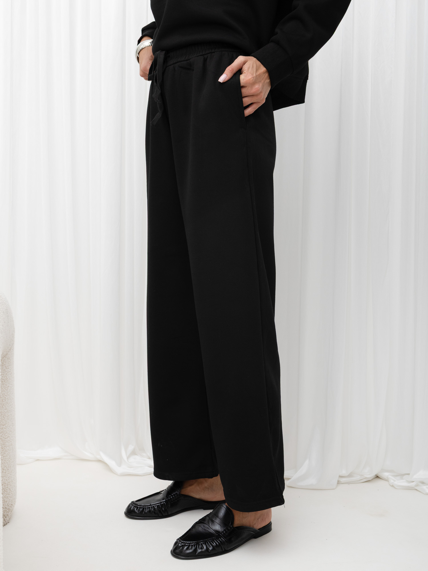 Schwarzer gefütterter Basic-Trainingsanzug mit kurzer Jacke.