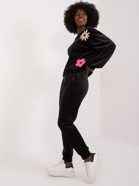 Hurtownia Czarny komplet welurowy z bluzą w kwiaty