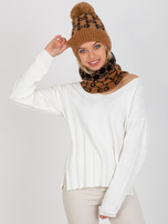 Žieminė moteriška juoda ir kamelinė kepurė su pomponu.