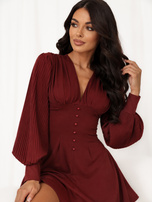 Bordeaux Mini-Kleid mit gefälteten Ärmeln.