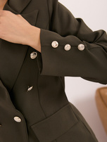 Hurt Khaki Jacke mit dekorativen Knöpfen OCH BELLA.