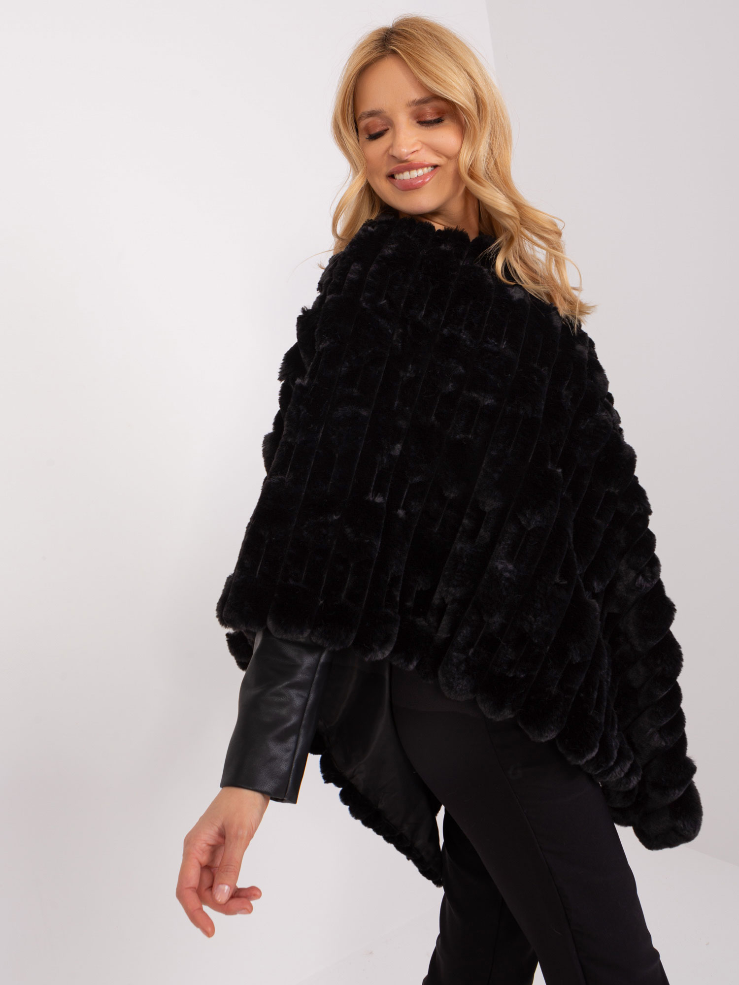 Hurtownia Czarne zimowe poncho damskie 