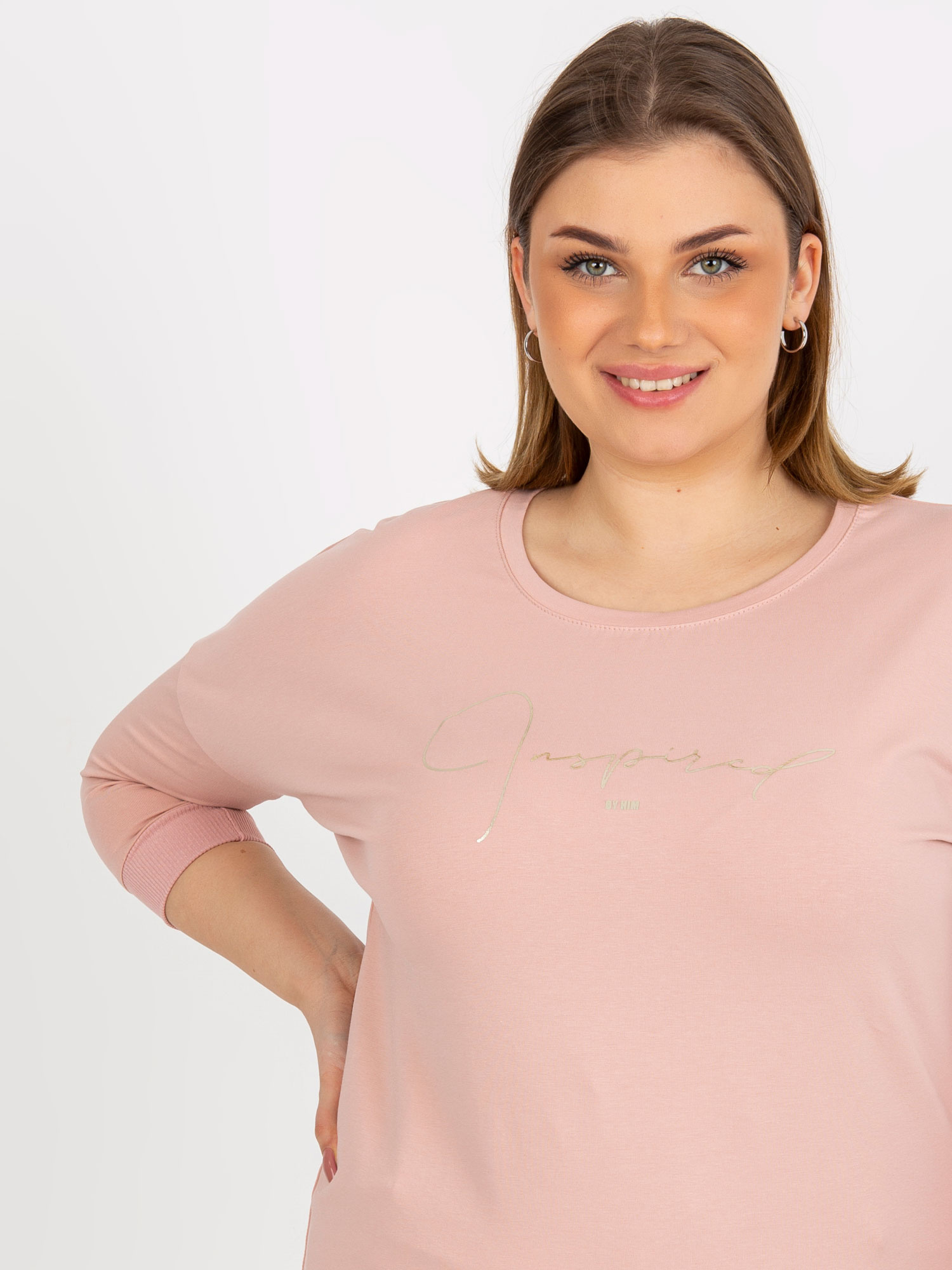 Jasnoróżowa bluzka plus size z nadrukiem i rękawem 3/4