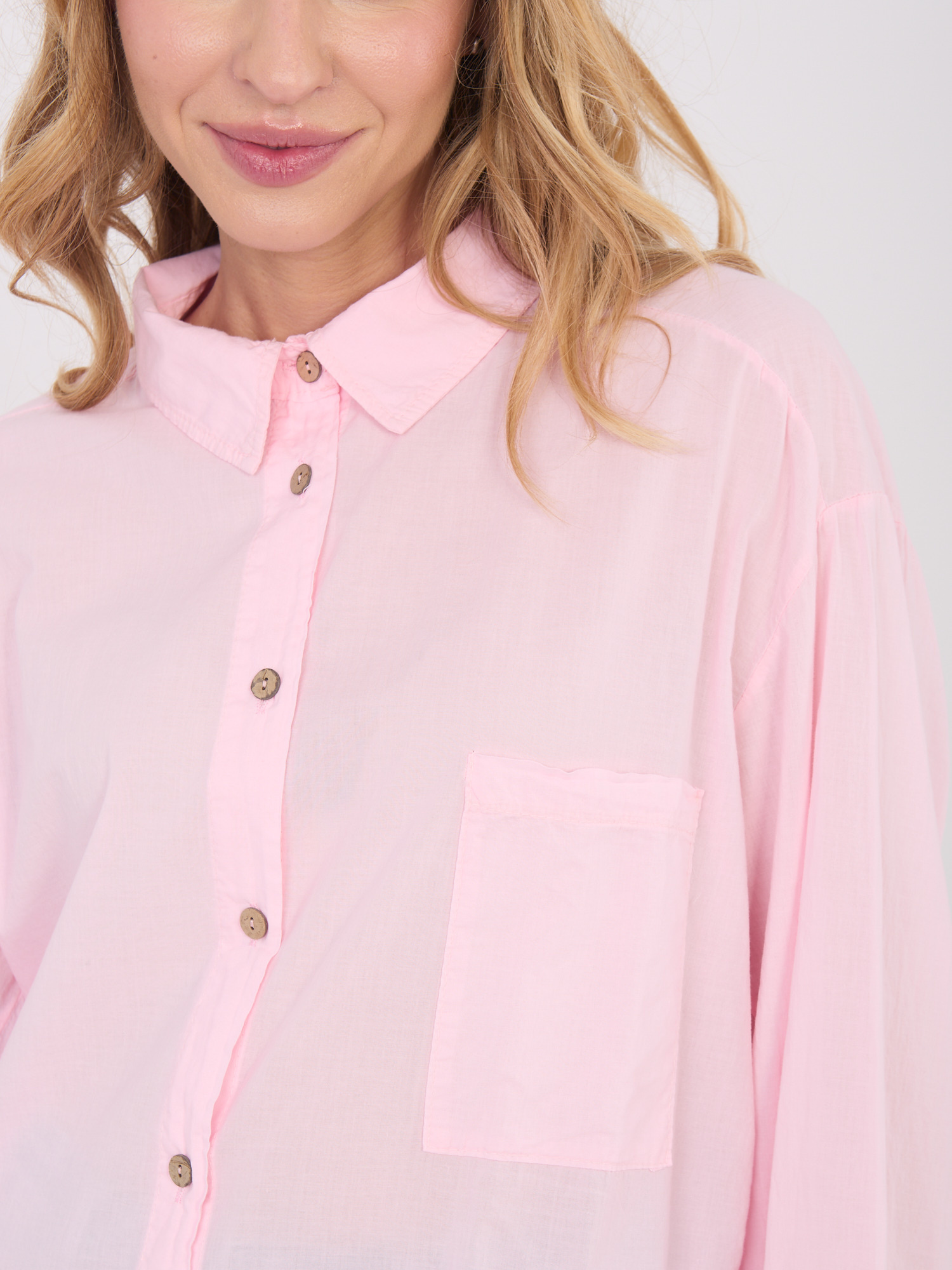 Helle rosa Baumwollbluse mit Reißverschluss.