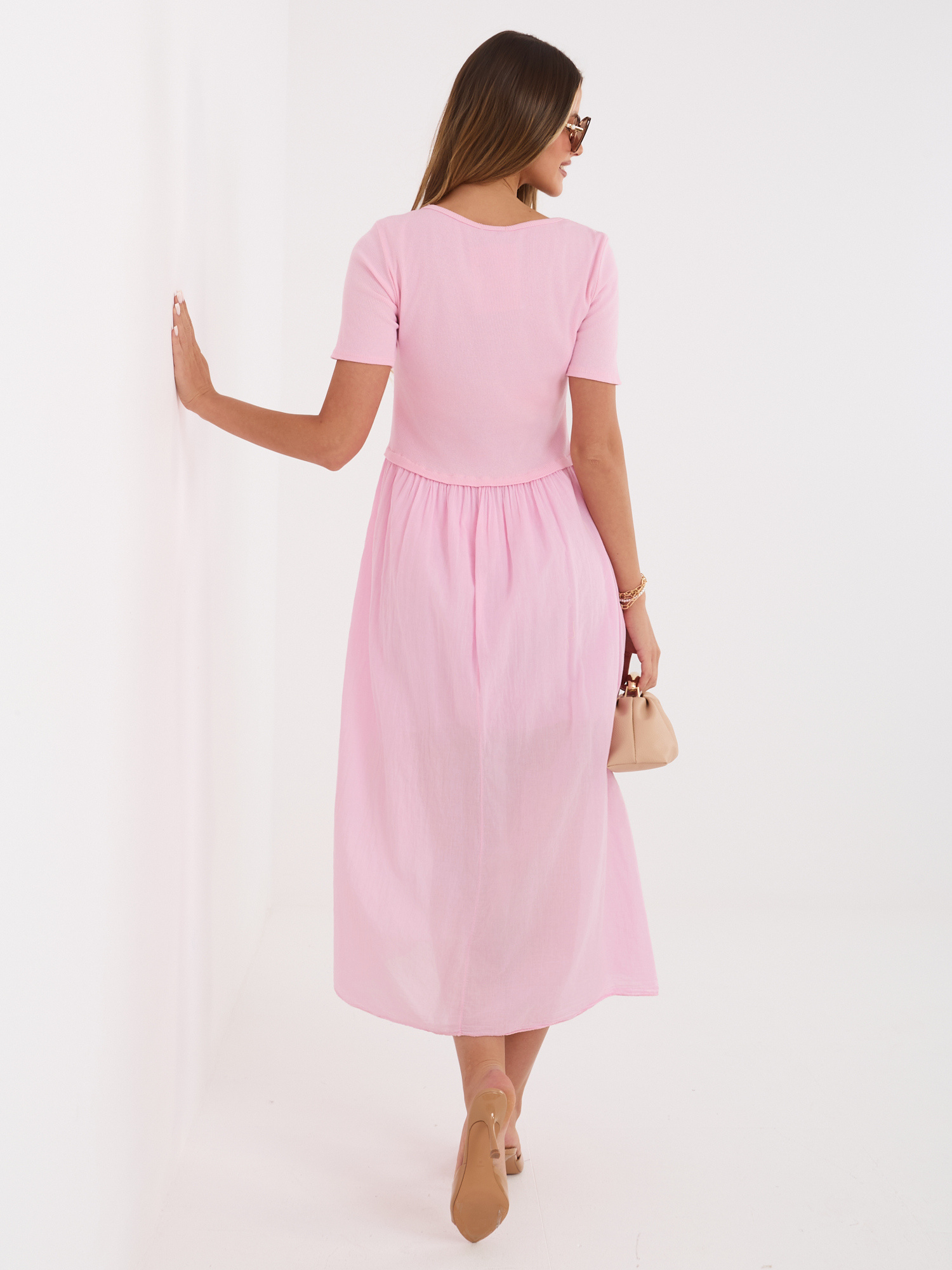 Jasnoróżowa rozkloszowana sukienka z podszewką 