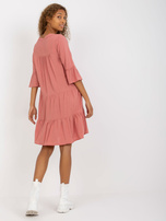 Hurt Brudnoróżowa sukienka z falbaną i dekoltem w serek SUBLEVEL 