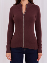 Brauner, taillierter Pullover mit Stehkragen.