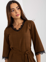 Hurt Jasnobrązowo-czarna sukienka koktajlowa w kratę z wiązaniem