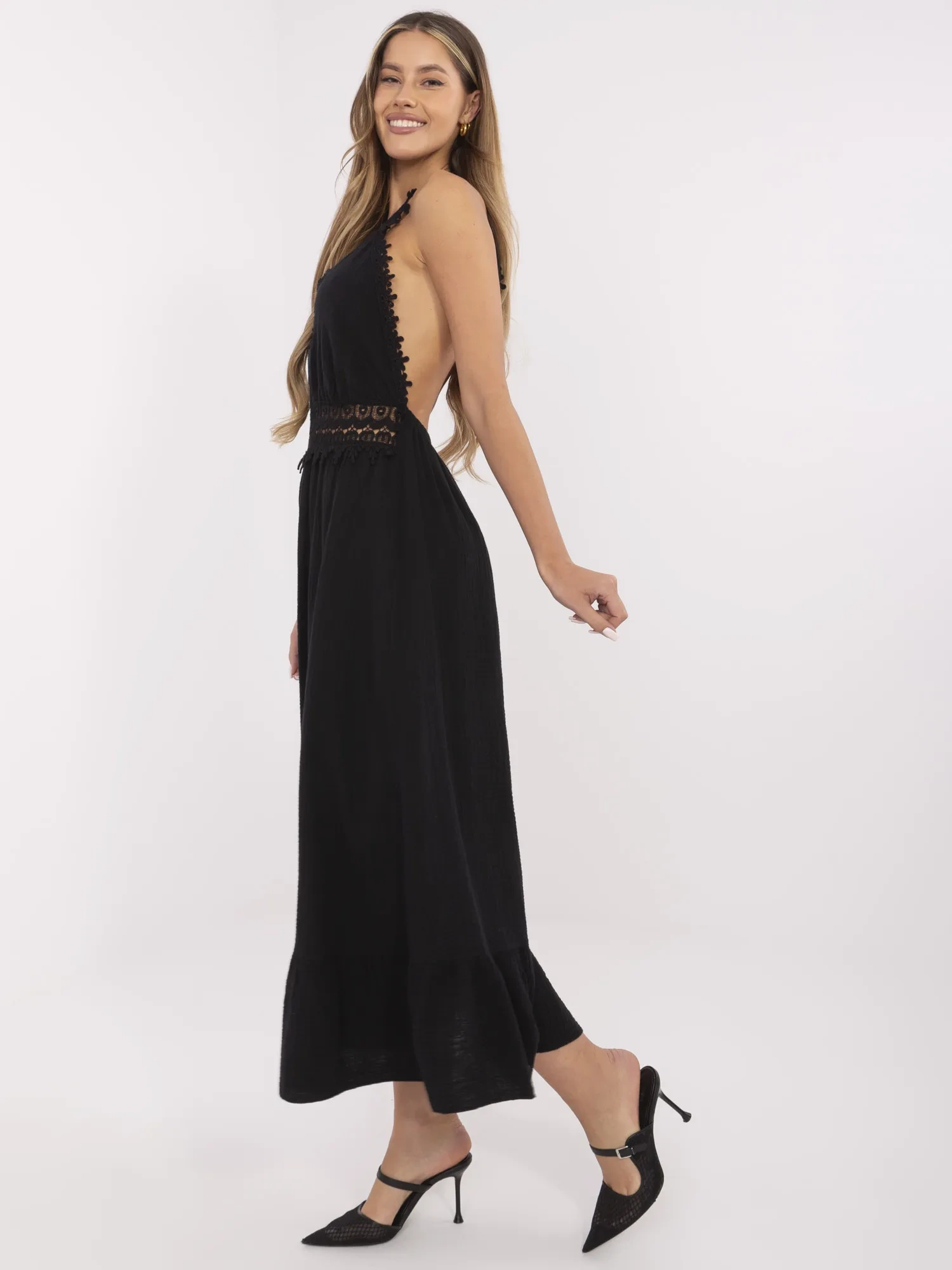 Czarna muślinowa sukienka z odkrytymi plecami