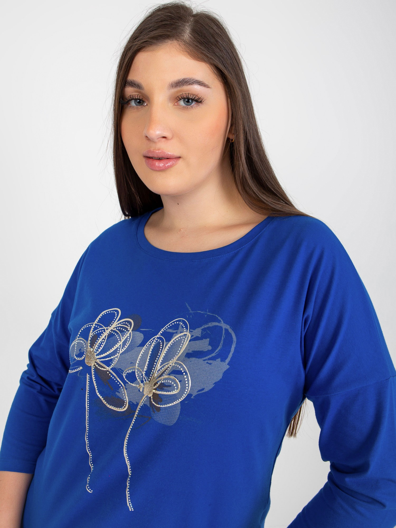 Ciemnoniebieska bluzka plus size z printem i dżetami