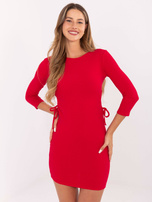 Czerwona prążkowana sukienka z wiązaniami