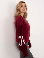 Hurt Bordowa bluza bez kaptura z napisami na rękawach