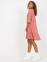 Hurt Brudnoróżowa sukienka z falbaną i dekoltem w serek SUBLEVEL 