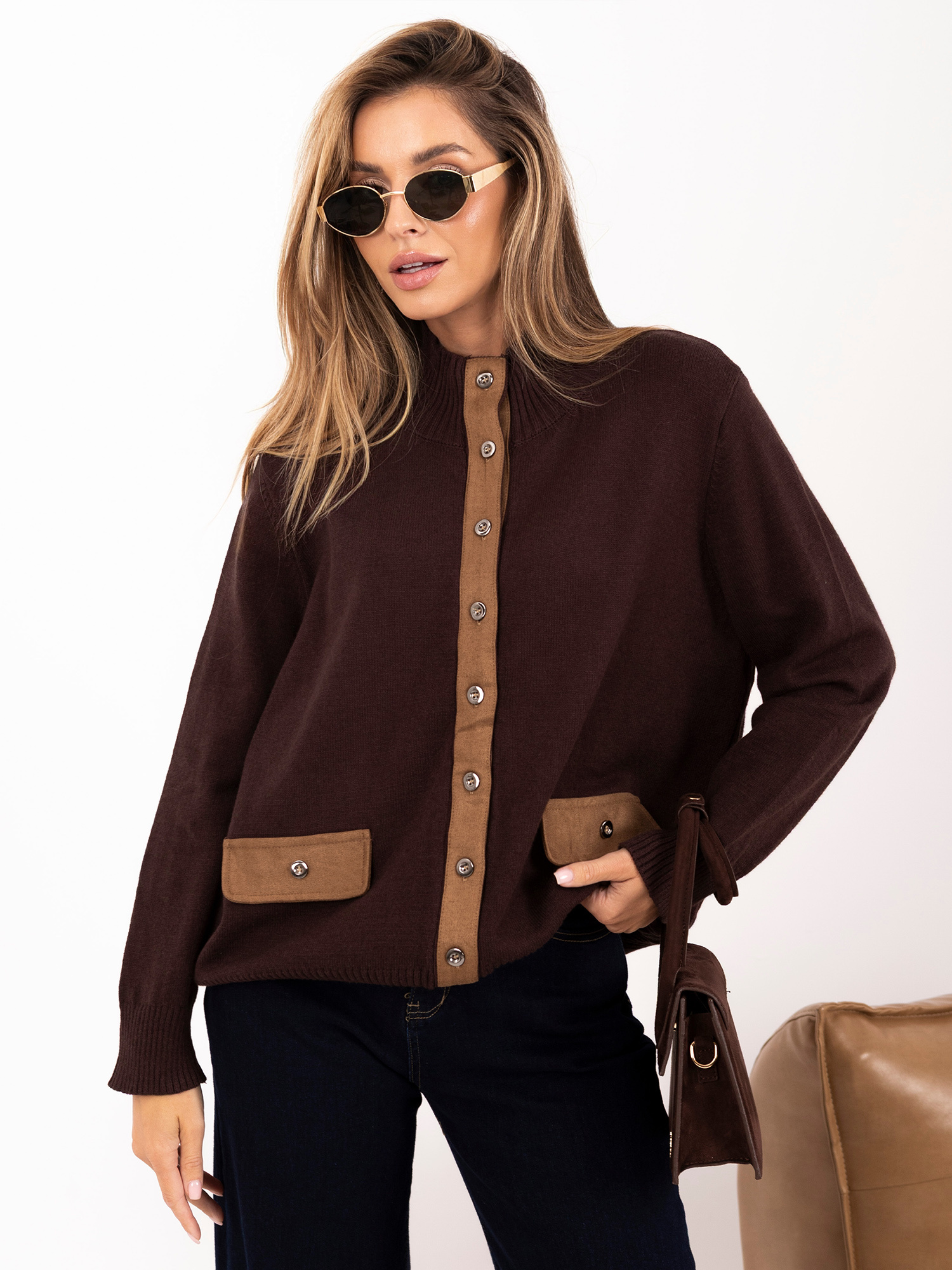 Brauner, offener Pullover mit Wildledereinsatz.