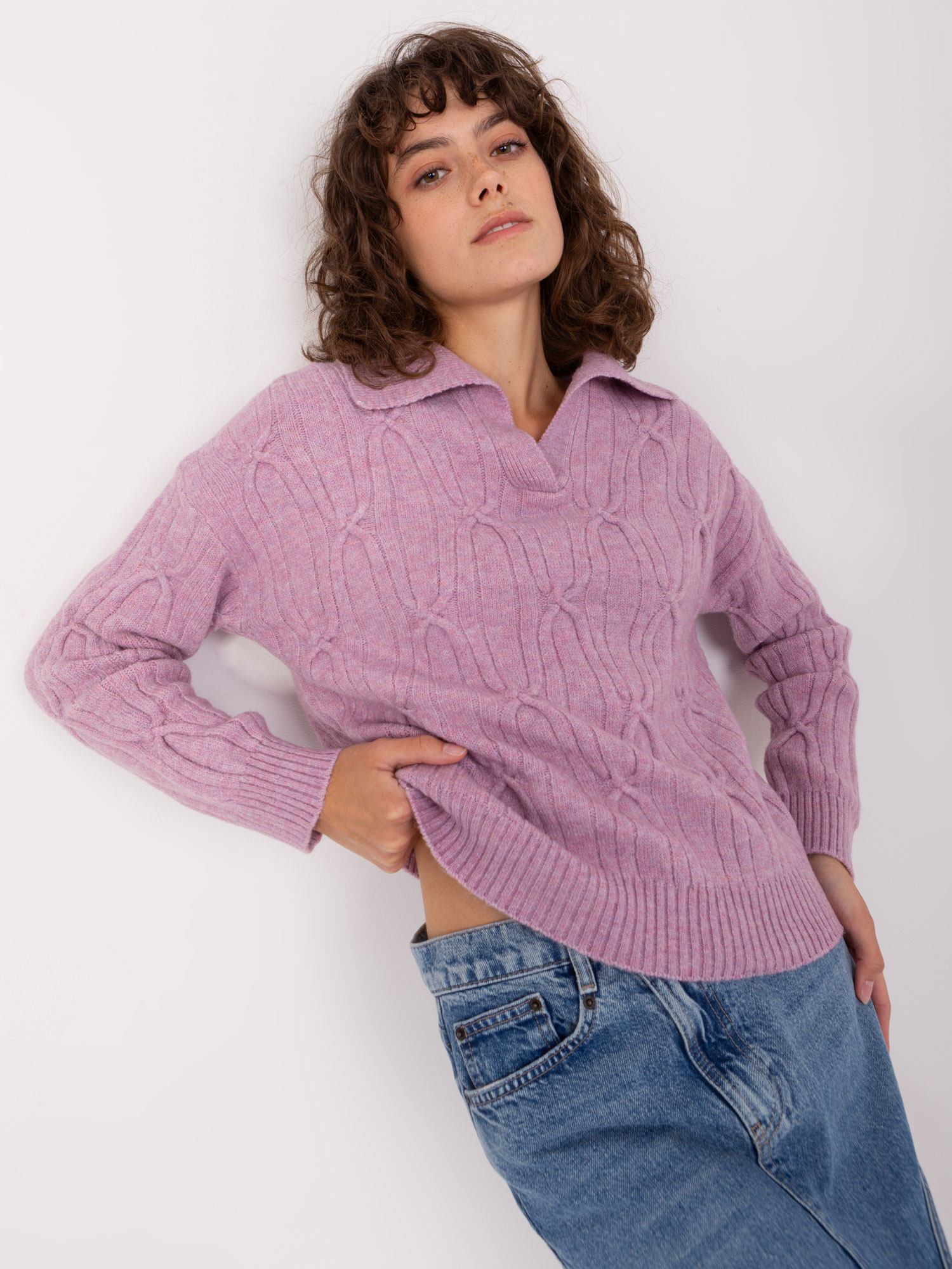 Jasnofioletowy dzianinowy sweter w warkocze