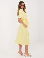 Jasnożółta koszulowa sukienka na lato