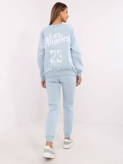 Hurtownia Jasnoniebieski dresowy komplet z naszywkami