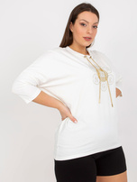 Ecru majica plus size z aplikacijo in tiskom.