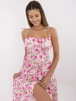 Helles rosa Kleid mit Knopfverschluss.