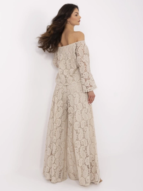 Beżowe szerokie spodnie z koronką