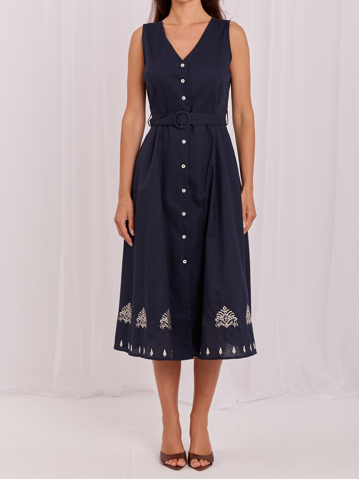 Dunkelblaues, offenes Sommerkleid.