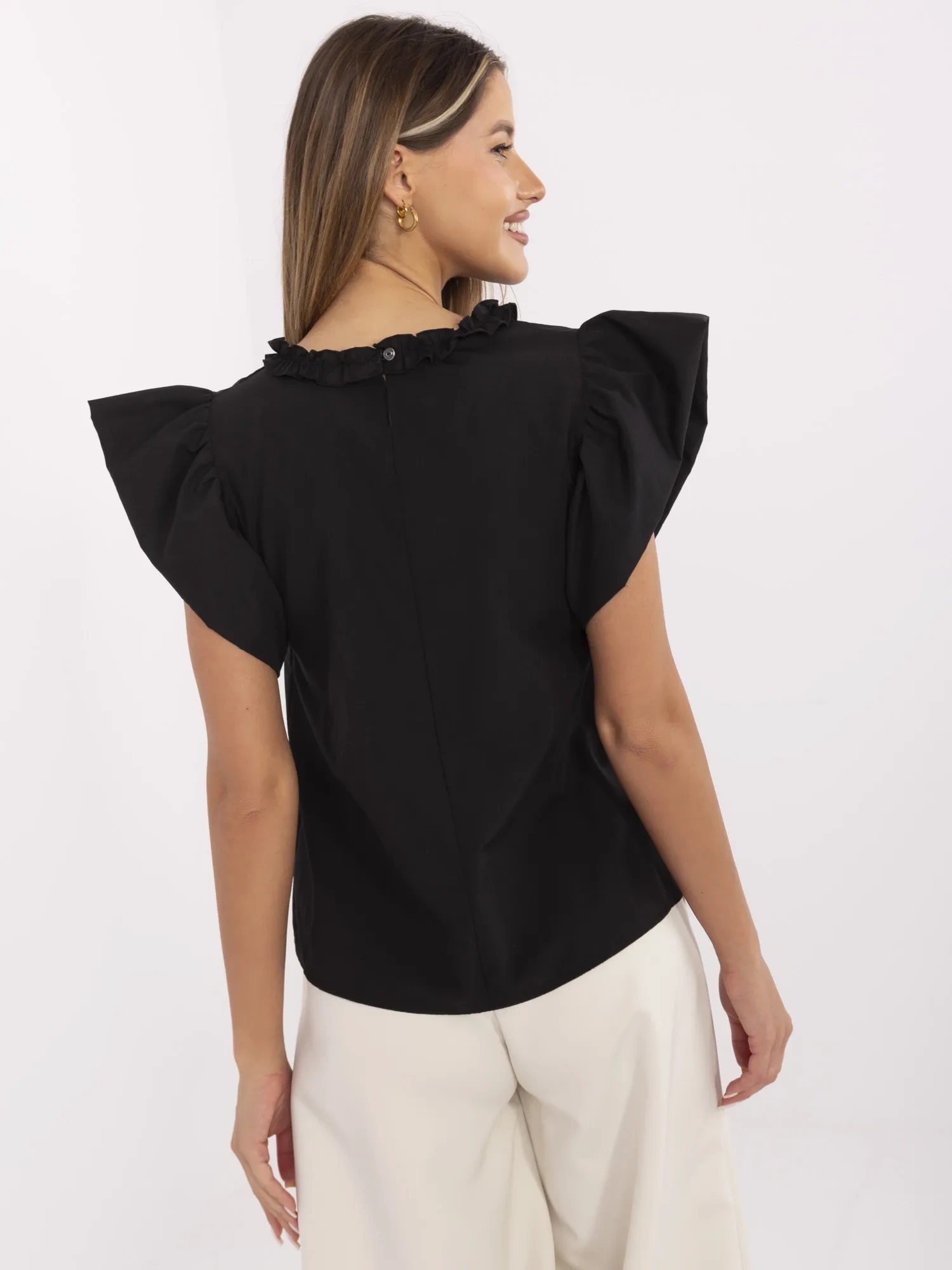 Schwarze Bluse mit Rüschen.