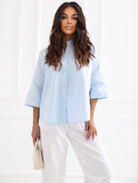 Helleblaue klassische Baumwollbluse.