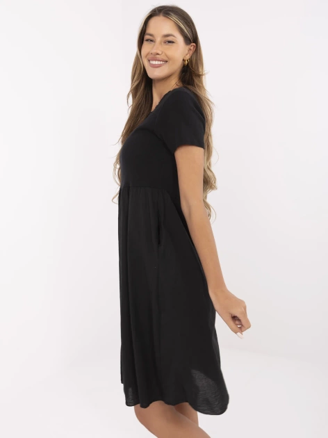 Czarna letnia sukienka z krótkim rękawem