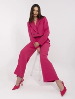 Fuksjowy garnitur z poduszkami na ramionach