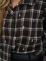 Braune Oversize-Bluse mit glänzender Verzierung.