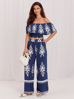 Dunkelblaues Sommer-Set mit Off-Shoulder-Bluse.