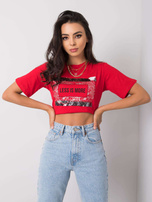 Rotes T-Shirt mit der Aufschrift Nikki.