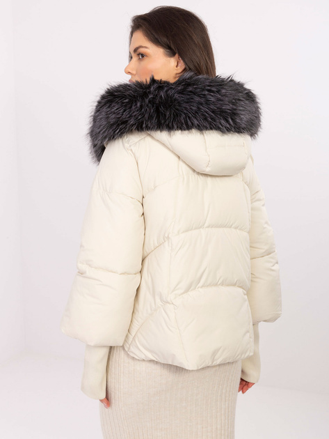 Jasnobeżowa zimowa kurtka z pikowaniem