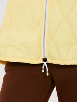 Pastellgelbe gesteppte Jacke mit Taschen.
