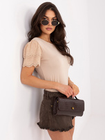 Ciemnobeżowa bluzka z ażurowym wykończeniem na rękawach