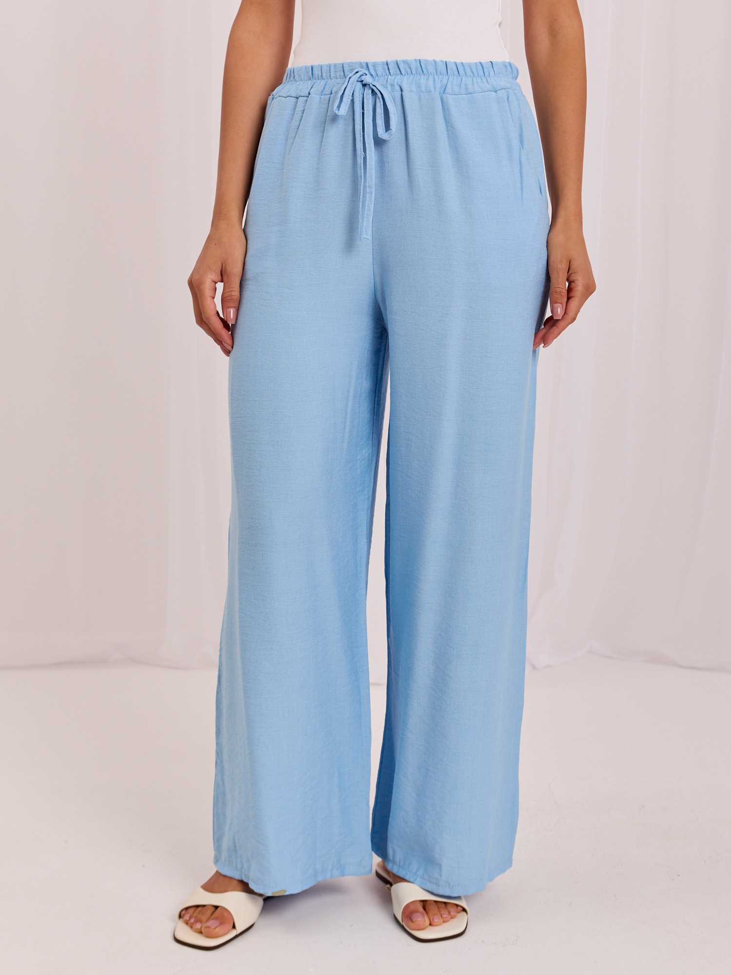 Himmelblaue Sommerhose mit weitem Bein.