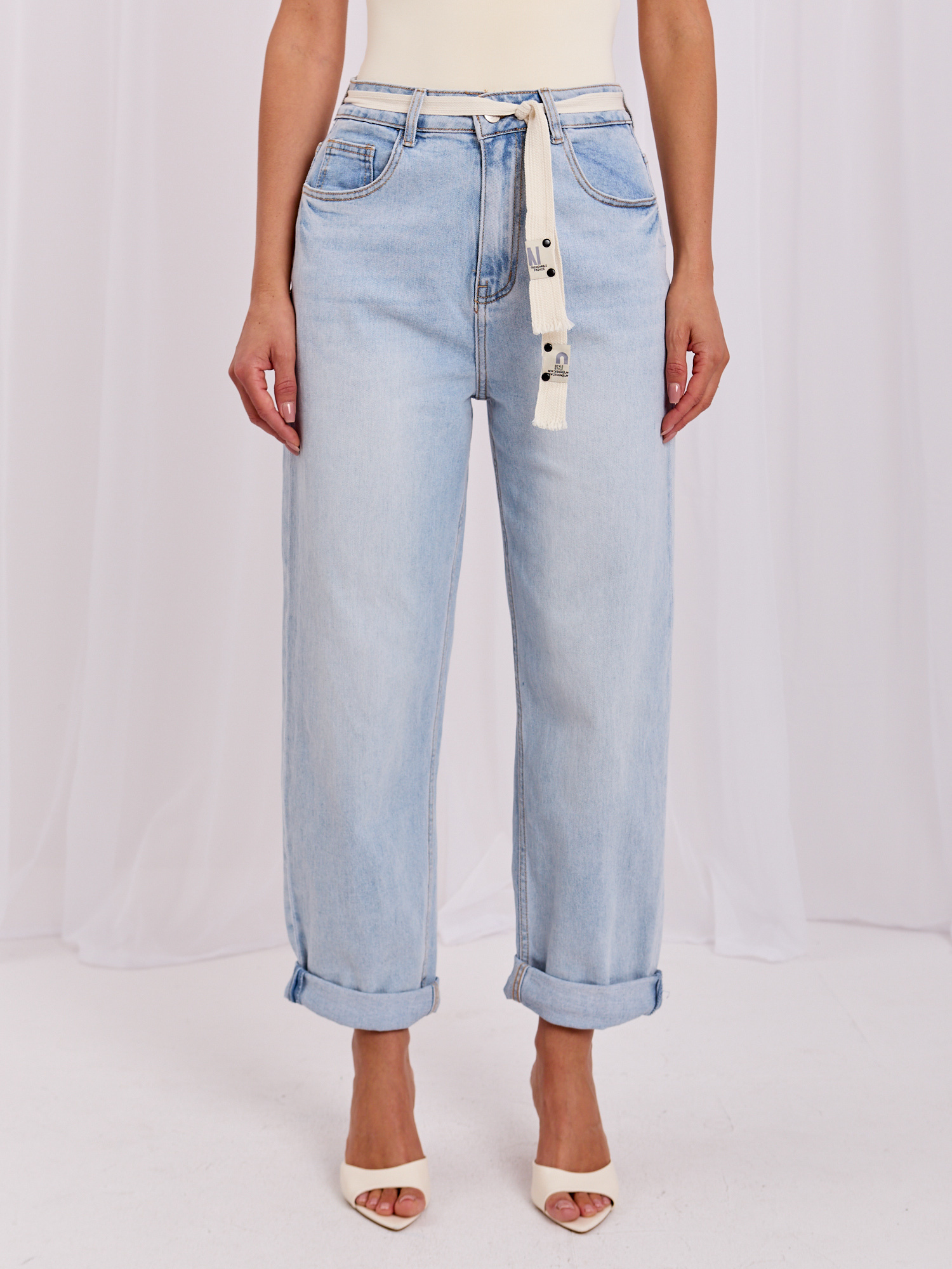 Hellblaue Jeans-Ballonhose mit Gürtel.
