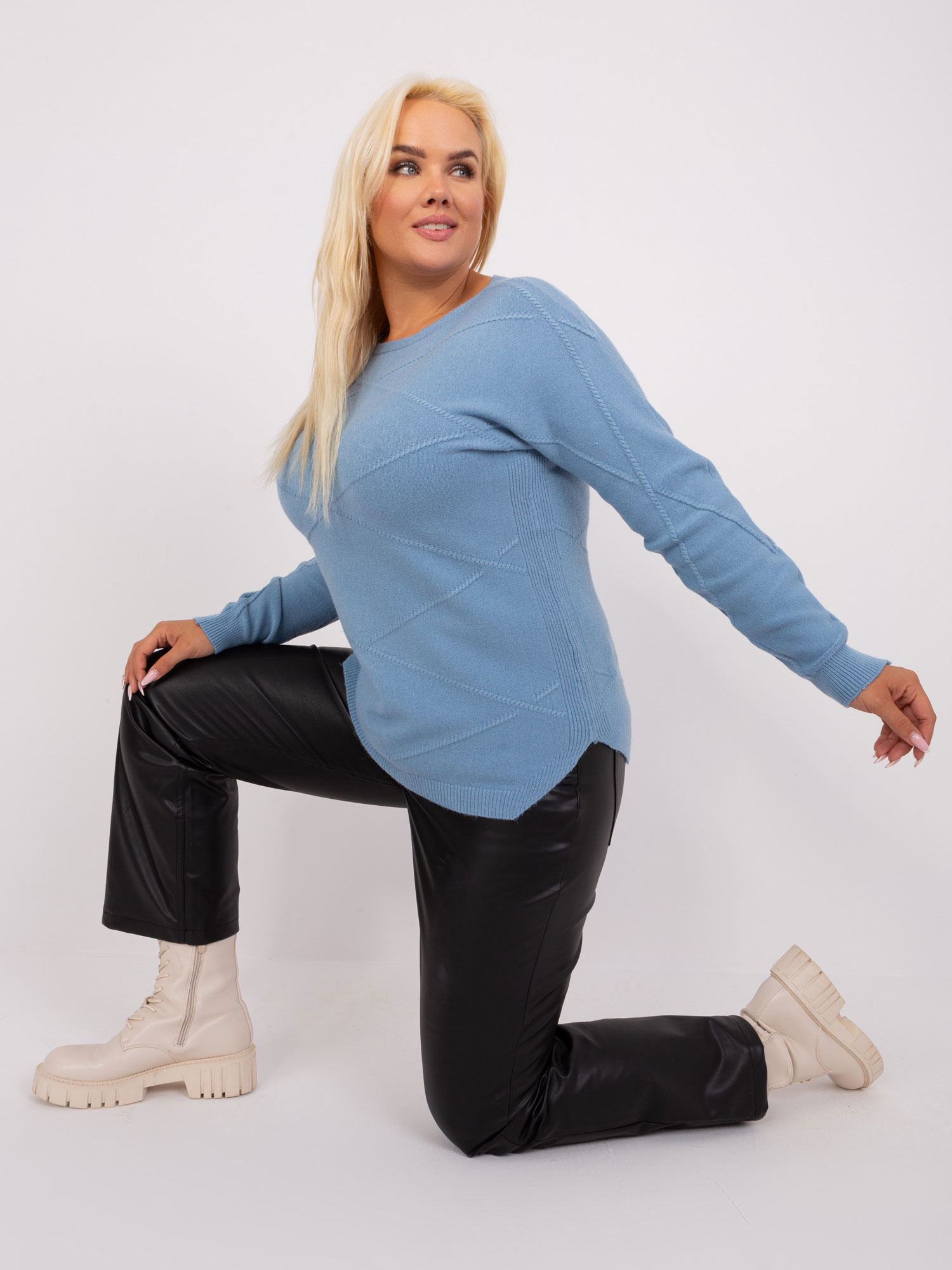 Jasnoniebieski sweter plus size ze ściągaczami
