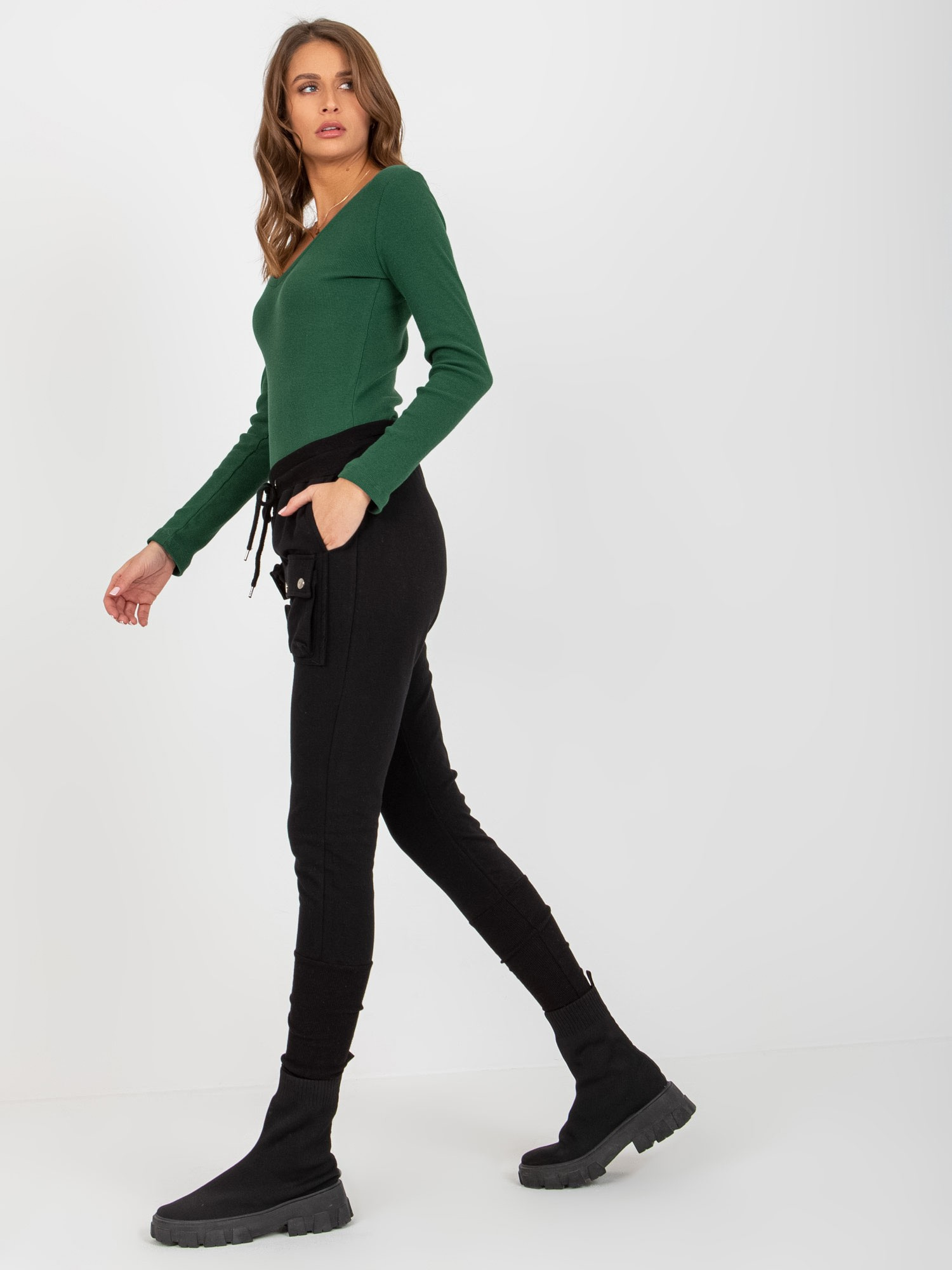 Juodos sportinės kelnės su kišenėmis.