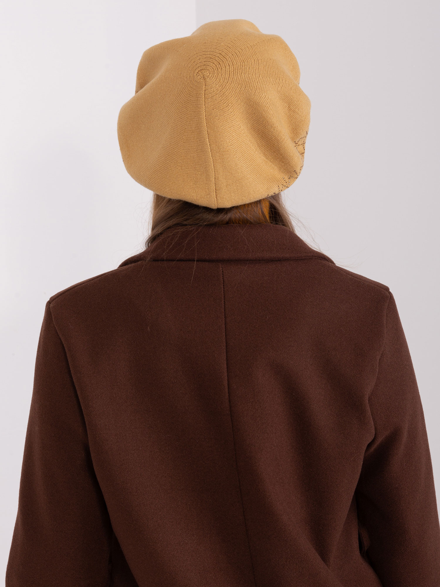 Hurtownia Camelowy beret damski z aplikacją