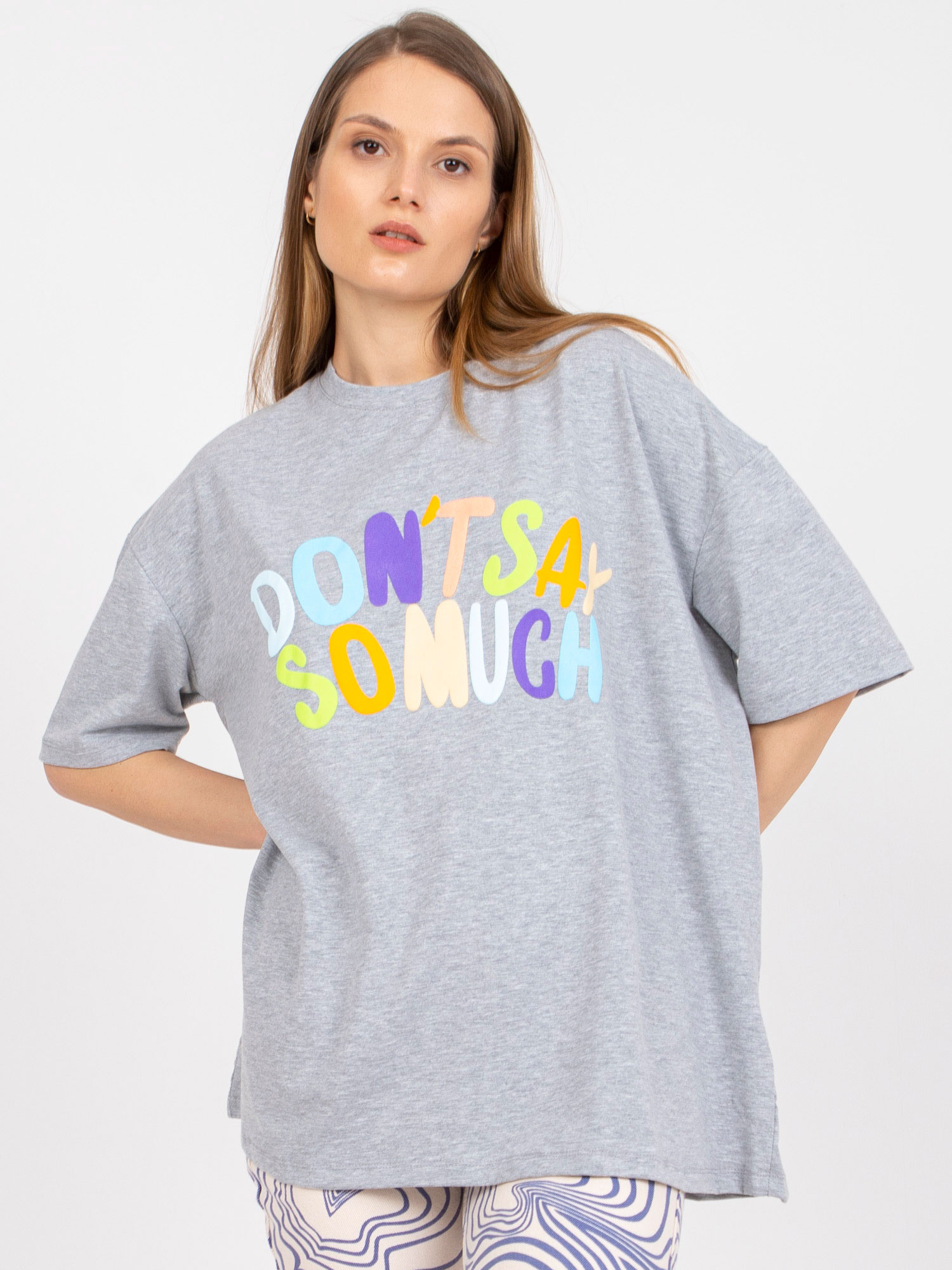 Szary melanżowy t-shirt oversize z nadrukiem
