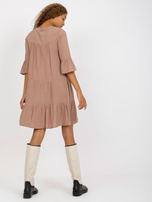 Hurt Ciemnobeżowa sukienka z falbaną i dekoltem w serek SUBLEVEL